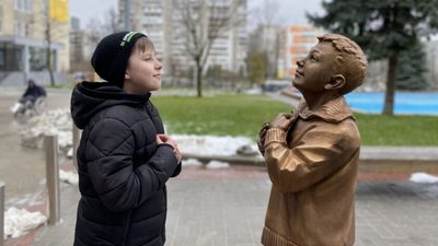 У Львові відкрили скульптуру хлопчика, що з надією очікує