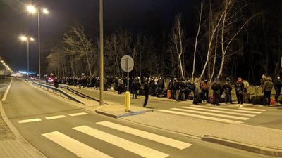 Навпроти пункту пропуску «Краківець» понад дві тисячі українців чекають на перетин кордону