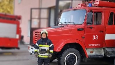 У соцмережах оприлюднили відео, як червоноградські рятувальники проводжають на пенсію свого колегу (ВІДЕО)
