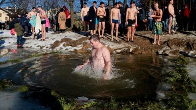 Як львів`яни пірнали у купіль на Водохреща (ФОТОРЕПОРТАЖ)