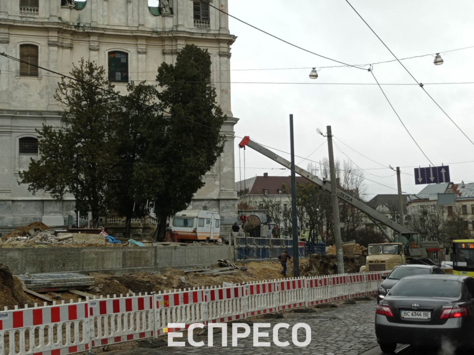 У Львові на вулиці Бандери майже повністю встановили нову підпірну стінку