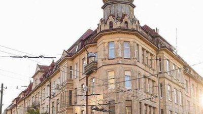 У Львові на одному з будинків похилився шпиль