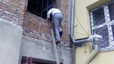 Садовий заради крісла мера почав лазити в будинки через вікна (ФОТО)