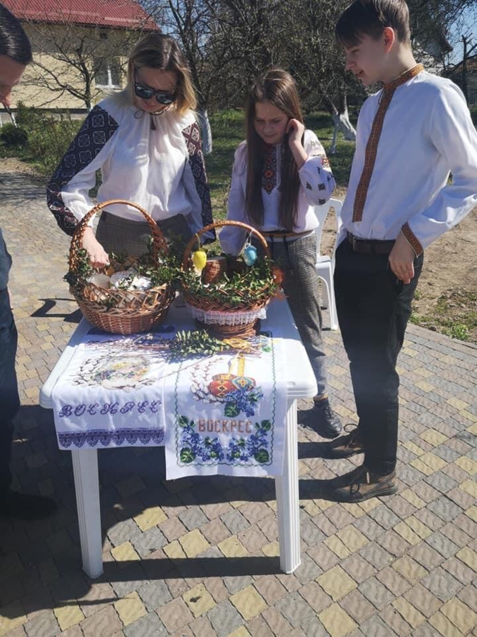 У Скнилові великодні кошики святили на подвір’ях Фото: Марія Тиндик.
