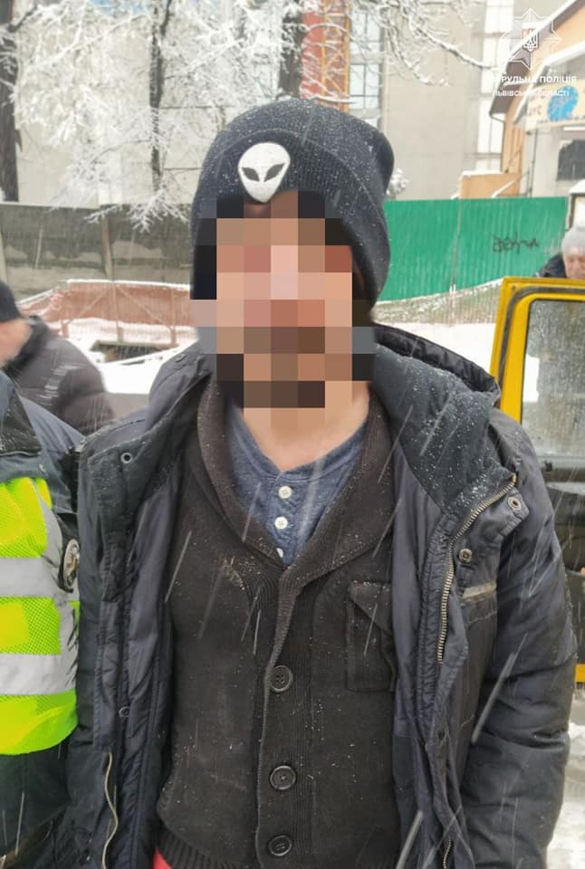 У Львові п’яний водій зачепив жінку, але далеко не втік через розриту дорогу