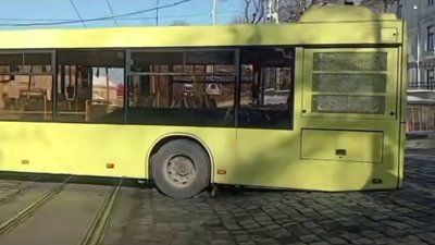 У центрі Львова автобус перекрив рух