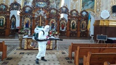На Львівщині прихожан сповідатимуть у масках і причащатимуть одноразовими ложками