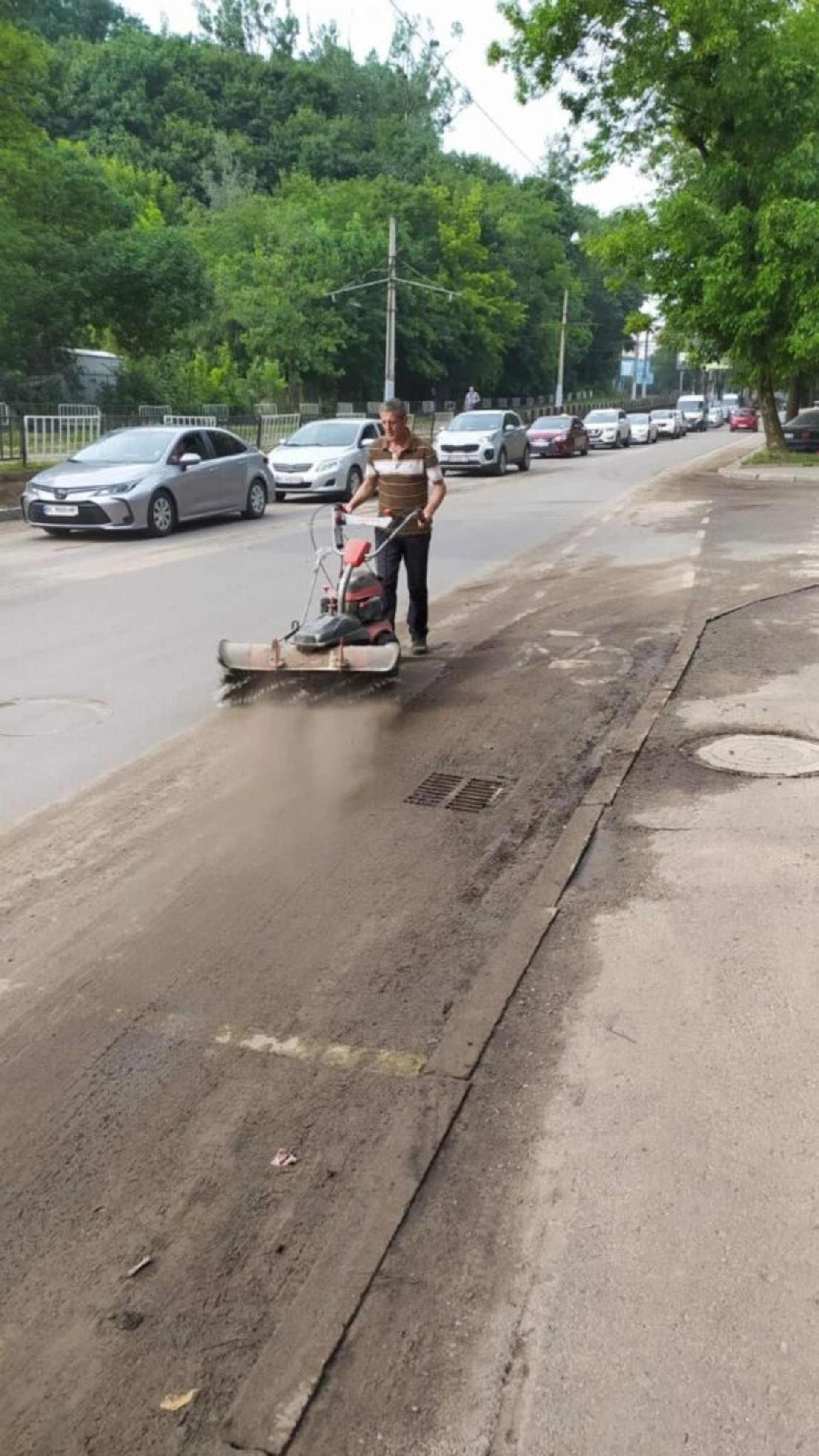 У Львові комунальники продовжують прибирати наслідки негоди, фото ЛМР