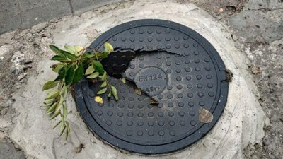 У Львові біля садочку пошкоджений люк (ФОТО)