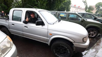 Волонтери з Великої Британії закупили та особисто доправили на Львівщину 23 позашляховики для наших оборонців