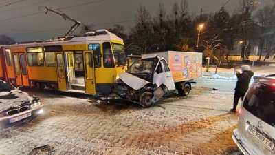 У Львові вантажівка не розминулась із трамваєм