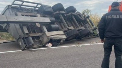 На Волині перекинулася львівська вантажівка з буряками