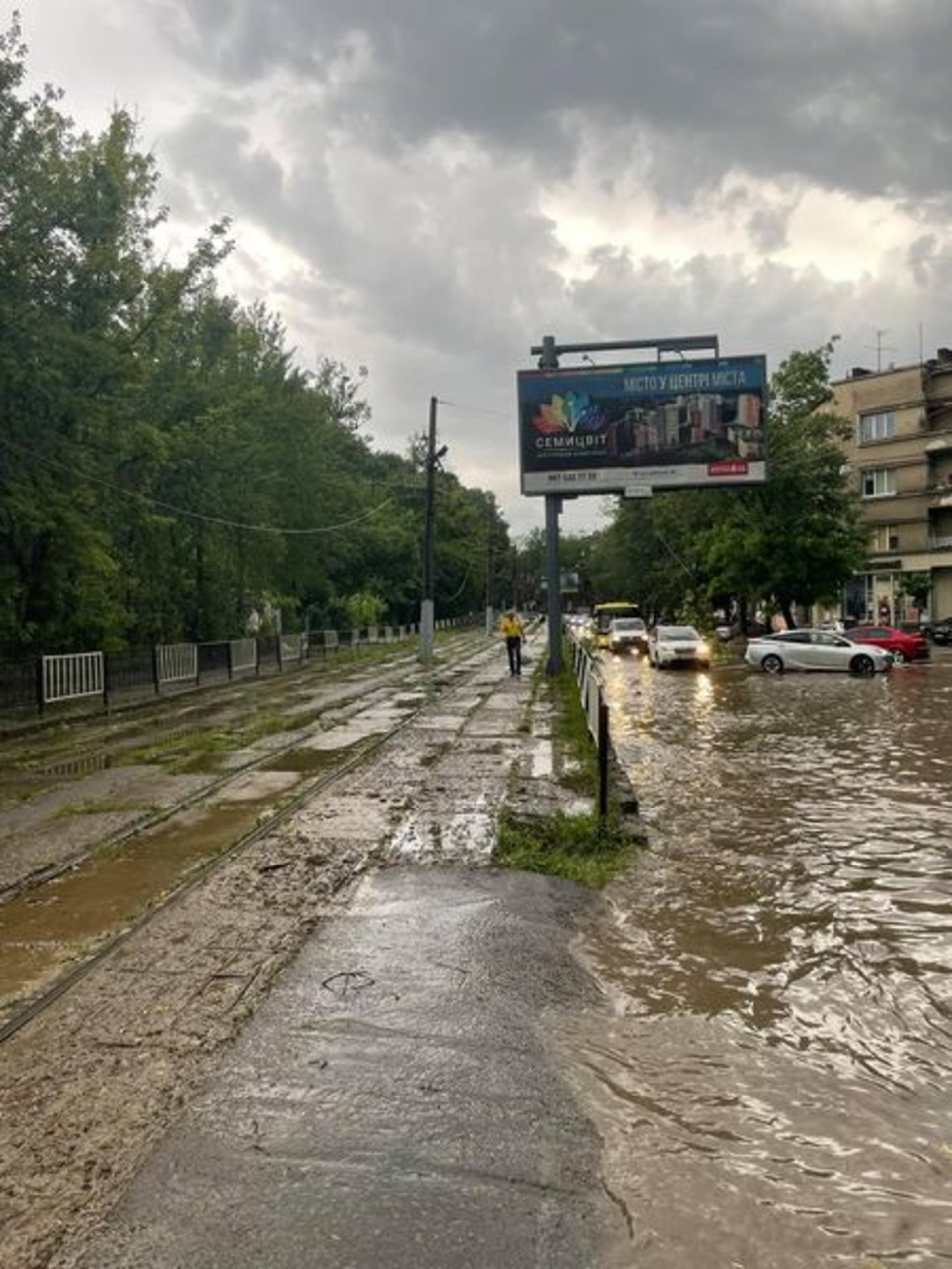 У Львові затопило вулицю Сахарова, фото Зручне місто