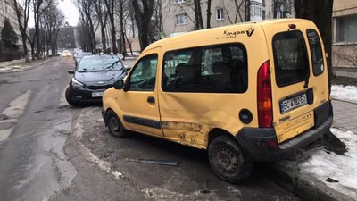 У Львові нетверезий водій в’їхав у припарковане авто