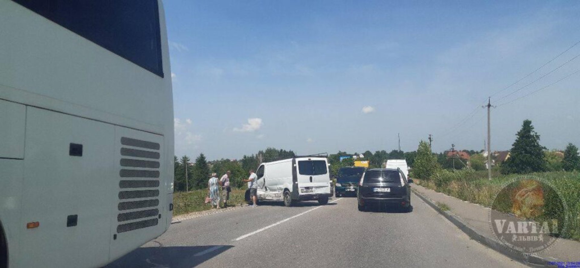 На Львівщині автобус не розминувся із автомобілями, фото Варта-1
