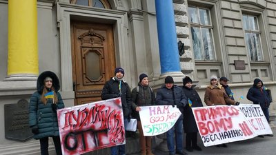 Під Львівською ОДА протестувальники вимагають зберегти Дублянську ОТГ (ФОТО)