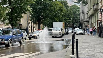 У Львові посеред проїжджої частини б‘є фонтан води (ФОТО, ВІДЕО)