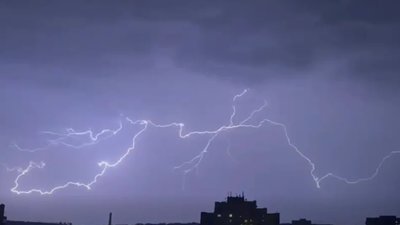 У небі Львова помітили яскраву блискавку (ВІДЕО)
