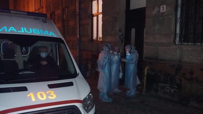 У Львові  жартівники вночі викликали до сусідів медиків "швидкої" у спецкостюмах (ФОТО)