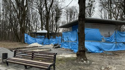 У Стрийському парку відновлюють дерев’яну альтанку