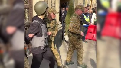 Підозрюваного у вбивстві Ірини Фаріон вивели із суду під вигуки натовпу