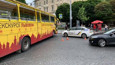 У центрі Львова туристичний автобус не розминувся з автомобілем (ФОТО)