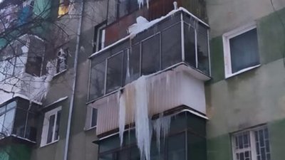 У Львові з балконів нависають величезні бурульки (ФОТО)