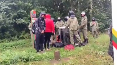 У Білорусі зі щитами блокують повернення мігрантів на кордоні з Литвою (ВІДЕО)