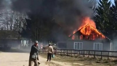 На Житомирщині через паліїв трави згоріла будівля сільської ради (ФОТО)