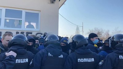 У Львові на акції протесту проти бізнесу Козака та Медведчука сталися сутички з поліцією (ФОТО, ВІДЕО)