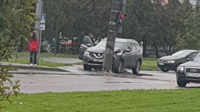 У Львові автомобіль влетів у стовп (ФОТО)