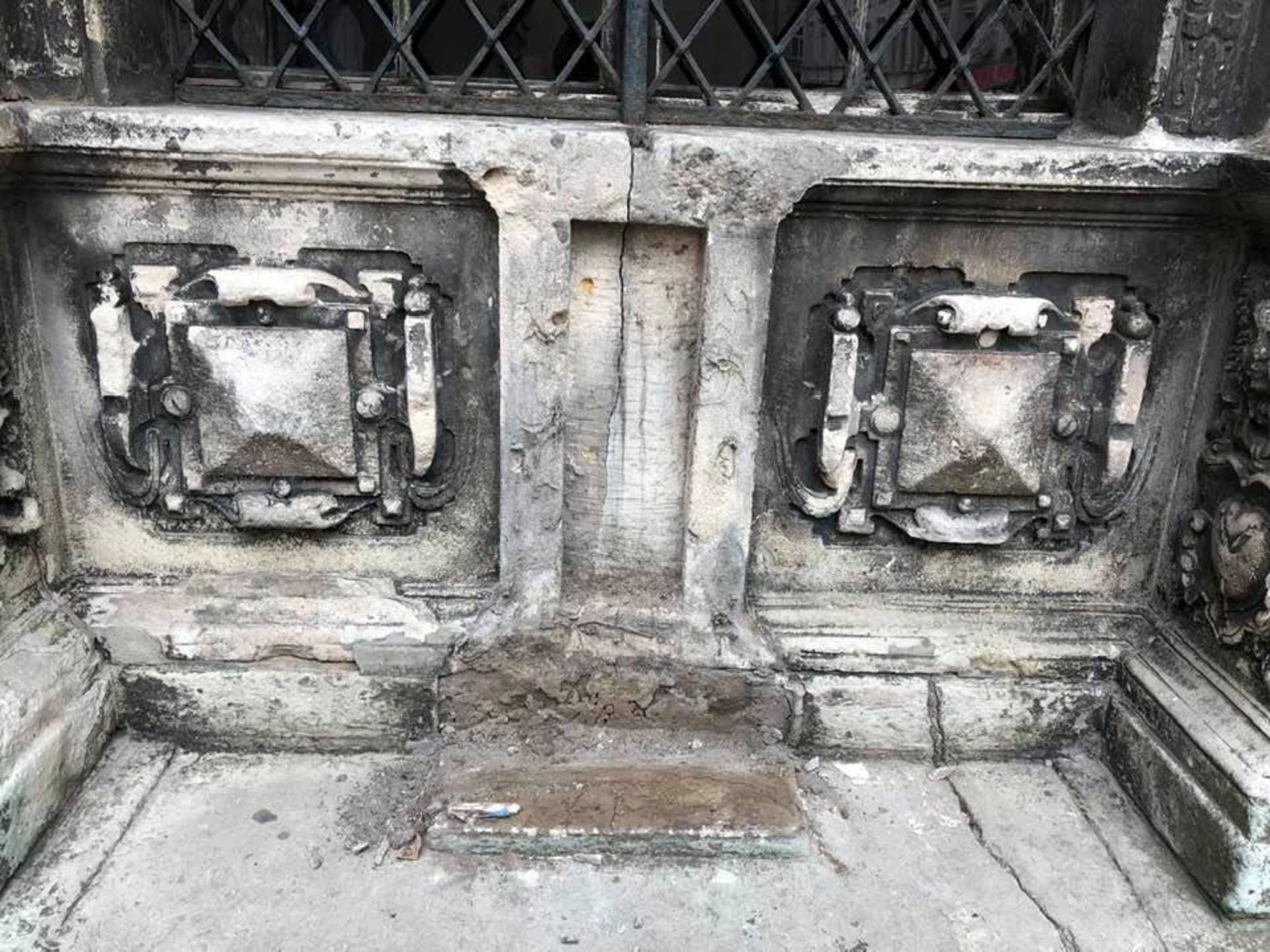 У Львові вандали понищили каплицю Боїмів, фото Варта-1