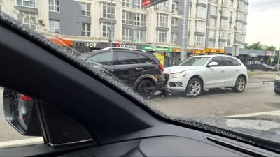 В Івано-Франківську не розминулись автомобілі (ФОТО)