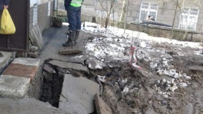У Львові комунальники пошкодили труби водопостачання на вулиці Остроградських (ФОТО)
