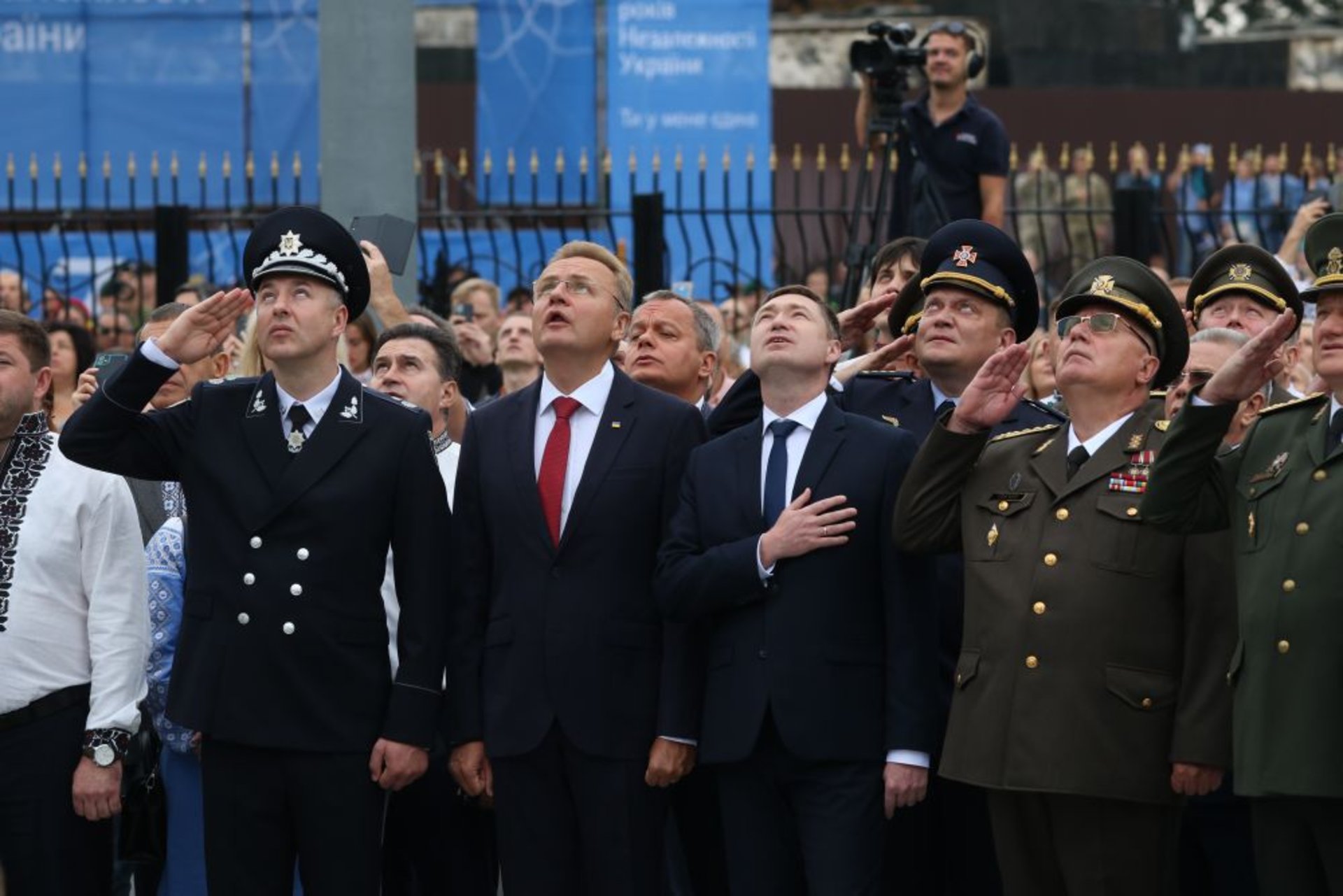 У Львові на найбільшому флагштоку за 12 млн грн урочисто підняли прапор України, фото ЛМР