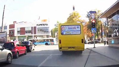 Як у Львові водій маршрутки їде на червоний сигнал світлофора (ВІДЕО)