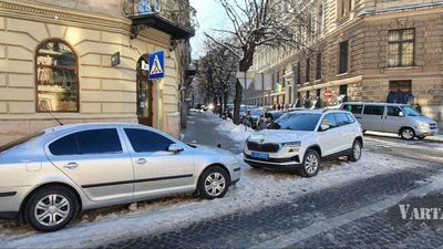У Львові через нерозчищені вулиці поліція паркується на пішохідних переходах (ФОТО)