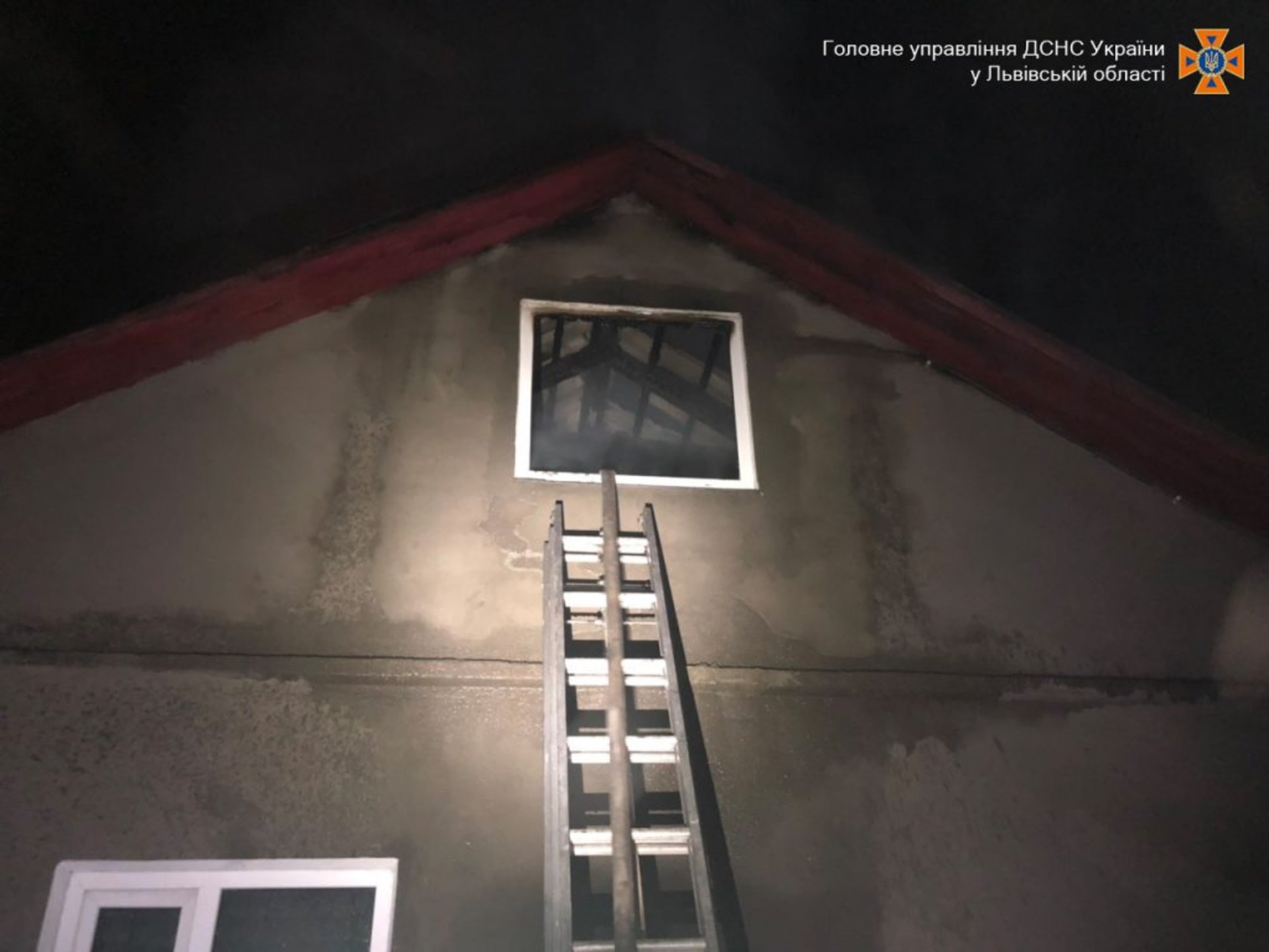 На Жовківщині ліквідували пожежу у житловому будинку. Фото Головне управління ДСНС у Львівській області.