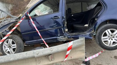 На Закарпатті автомобіль мало не злетів з мосту