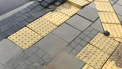 У Львові через прорив води пошкодився тротуар (ФОТО)