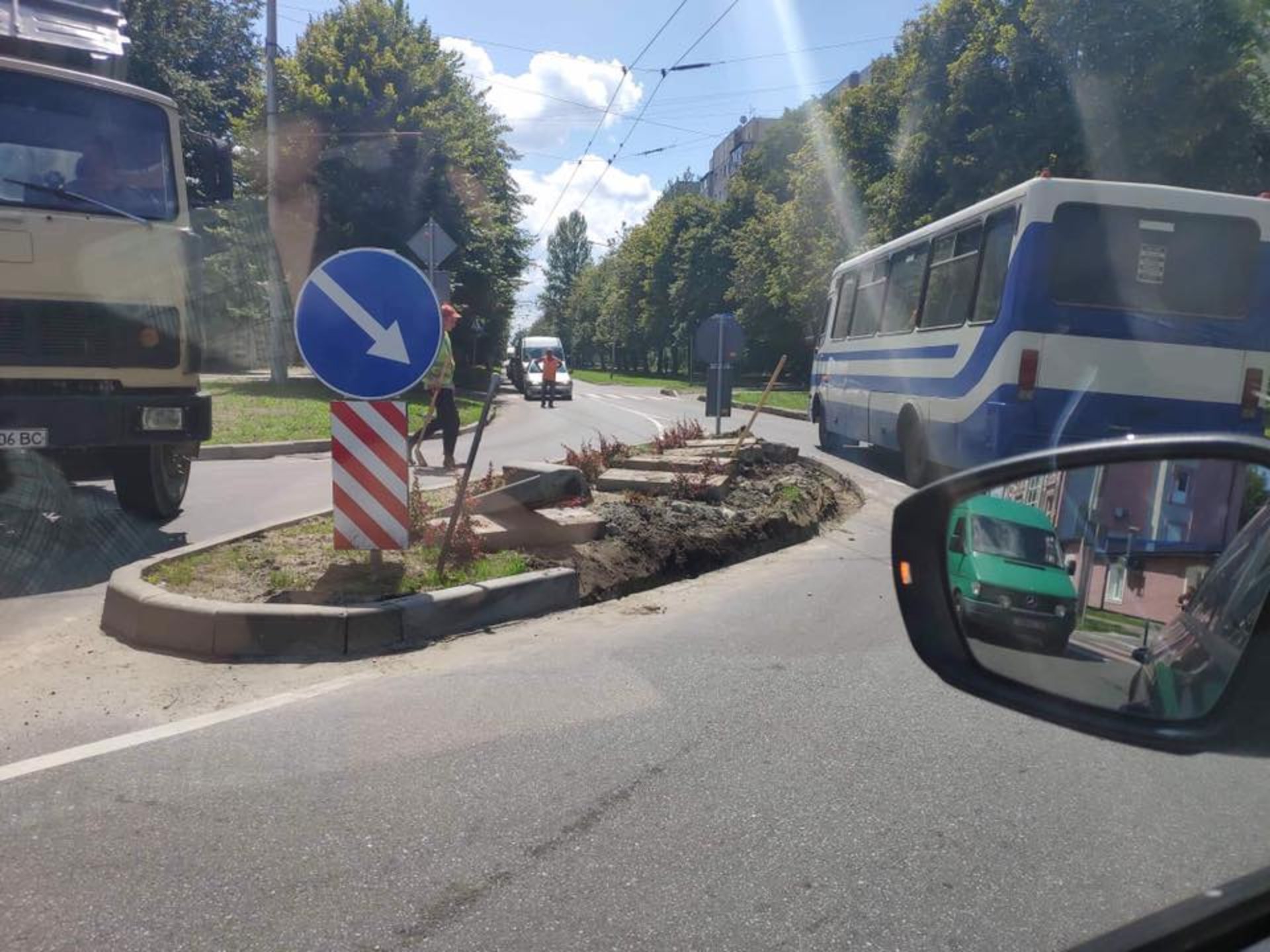 Як у Львові водії не можуть не проїхати через геніальність урбаністів. Фото: "Дорога на захід".