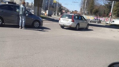 У Львові на кільці не розминулись автомобілі (ФОТО)