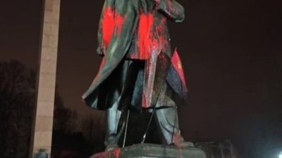 У Львові з'ясували, хто полив пам'ятник Степану Бандері фарбою (ФОТО)