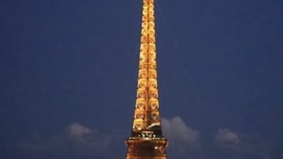 Ейфелеву вежу у Парижі підсвітили у кольори українського прапора (ВІДЕО)