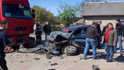 На Львівщині легковик не розминувся із вантажівкою (ФОТО)