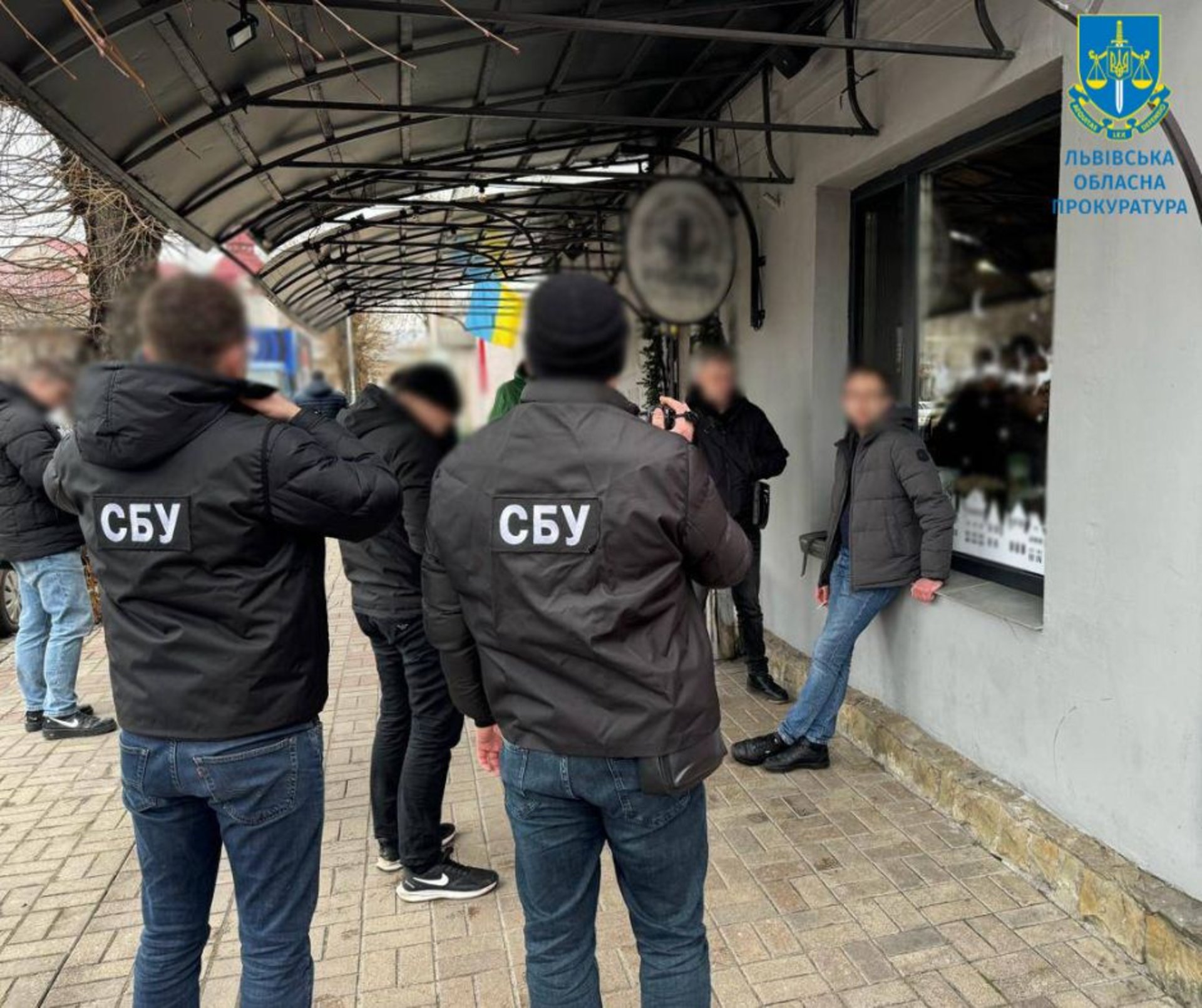 інкримінують вимагання та одержання неправомірної вигоди за вплив на прийняття рішення особами, уповноваженими на виконання функцій держави