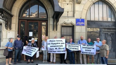Суд визнав дії людей Садового незаконними (ФОТО)