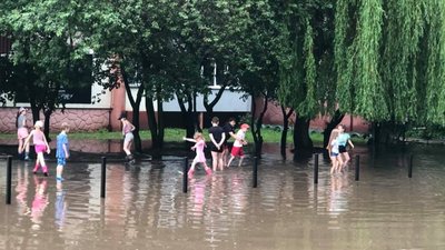 Як у Львові діти влаштовують ігри у воді з каналізації (ФОТО)