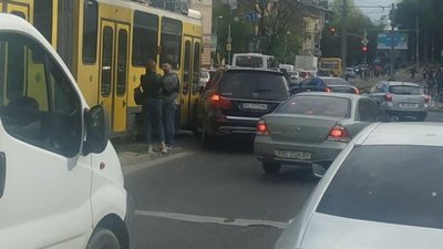 У Львові трамвай не розминувся із автомобілем (ФОТО)