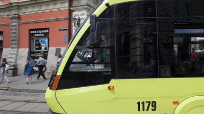 У львівському трамваї підрізали чоловіка